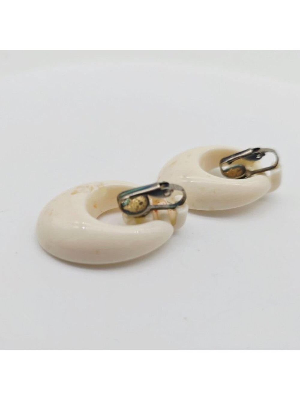 Vintage 1970s Cream Clip-On Lucite Earrings Oval Hoops Retro Jewelry UV Reactive - Picture 4 of 7